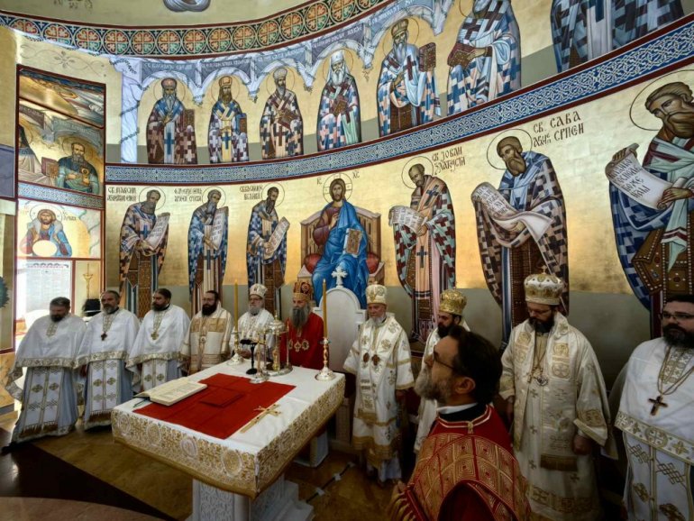 Патријарх Порфирије и архијереји освештали Храм Светог архиђакона Стефана у Новој Пазови: Будимо једно са Господом!