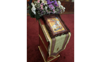 Посебно иконописана икона дарована храму Српске православне цркве у Ирској из Светоуспенске Кијевско-печерске лавре.